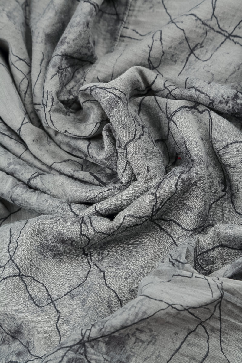 Bluse aus Seide und Baumwolle mit V-Ausschnitt und silbernem Marmormuster