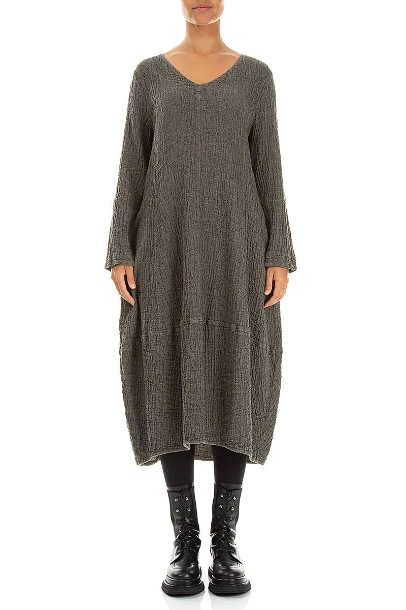 Kleid aus olivgrauem, strukturiertem Leinen mit V-Ausschnitt