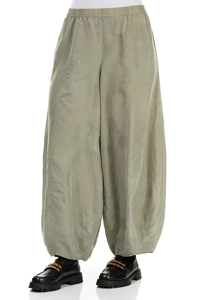 Weite Seidenhose mit Blumenmuster in Waldnebel-Optik