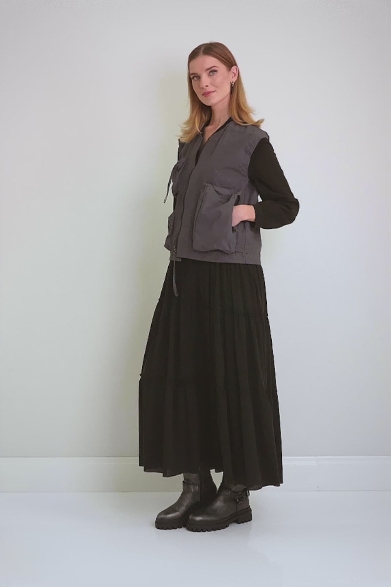 Drei-Taschen-Weste aus schwarzem und silbernem Baumwollgewebe