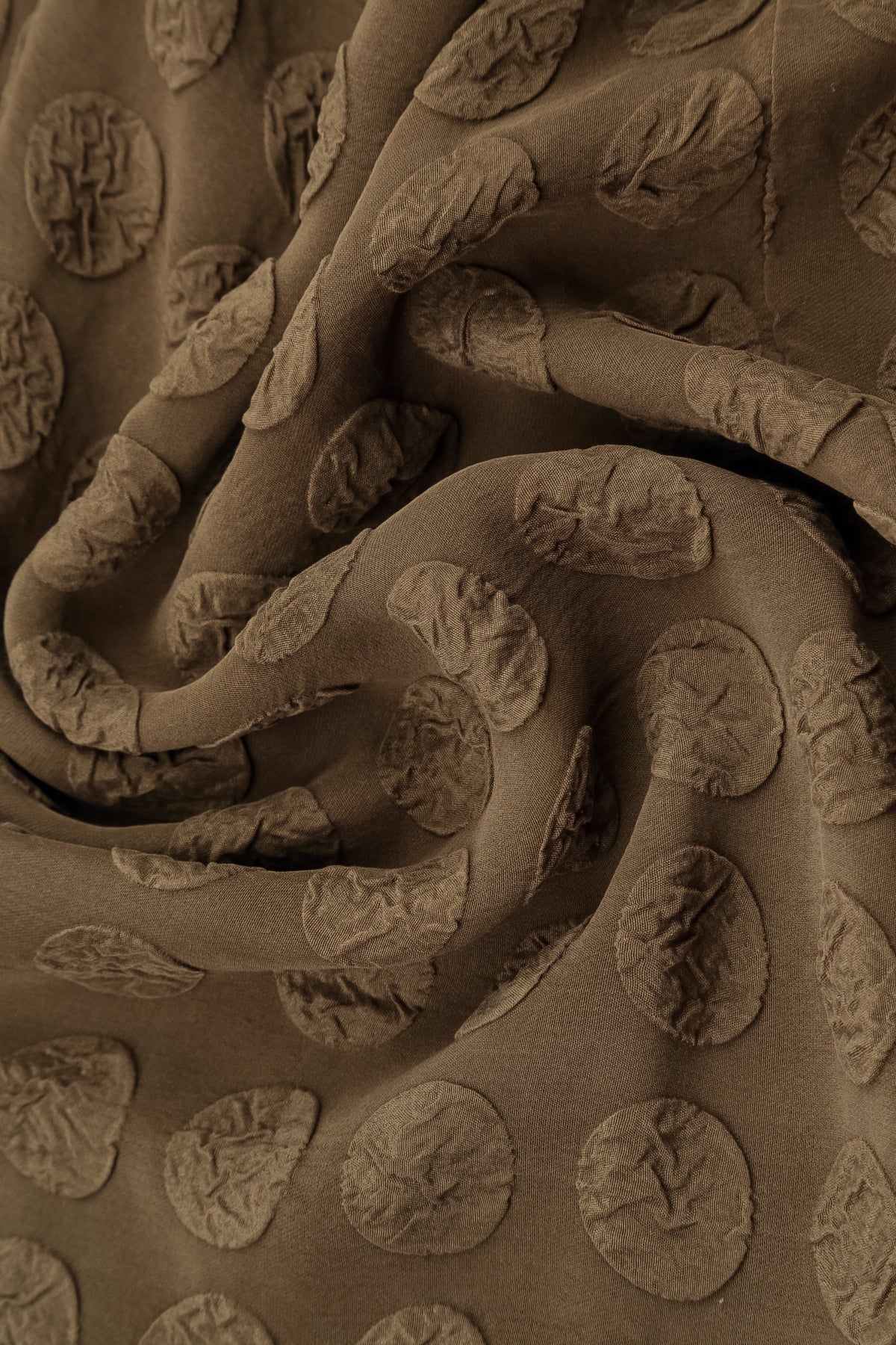 Asymmetrisches, blasenartiges braunes Seidenkleid