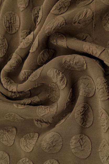 Asymmetrisches, blasenartiges braunes Seidenkleid