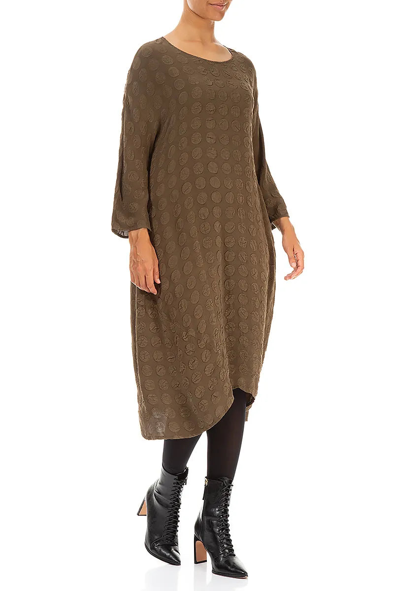 Asymmetrisches, blasenartiges braunes Seidenkleid