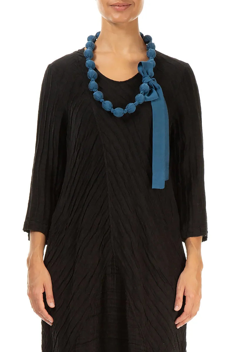 Azurblaue Halskette mit Seidenperlen