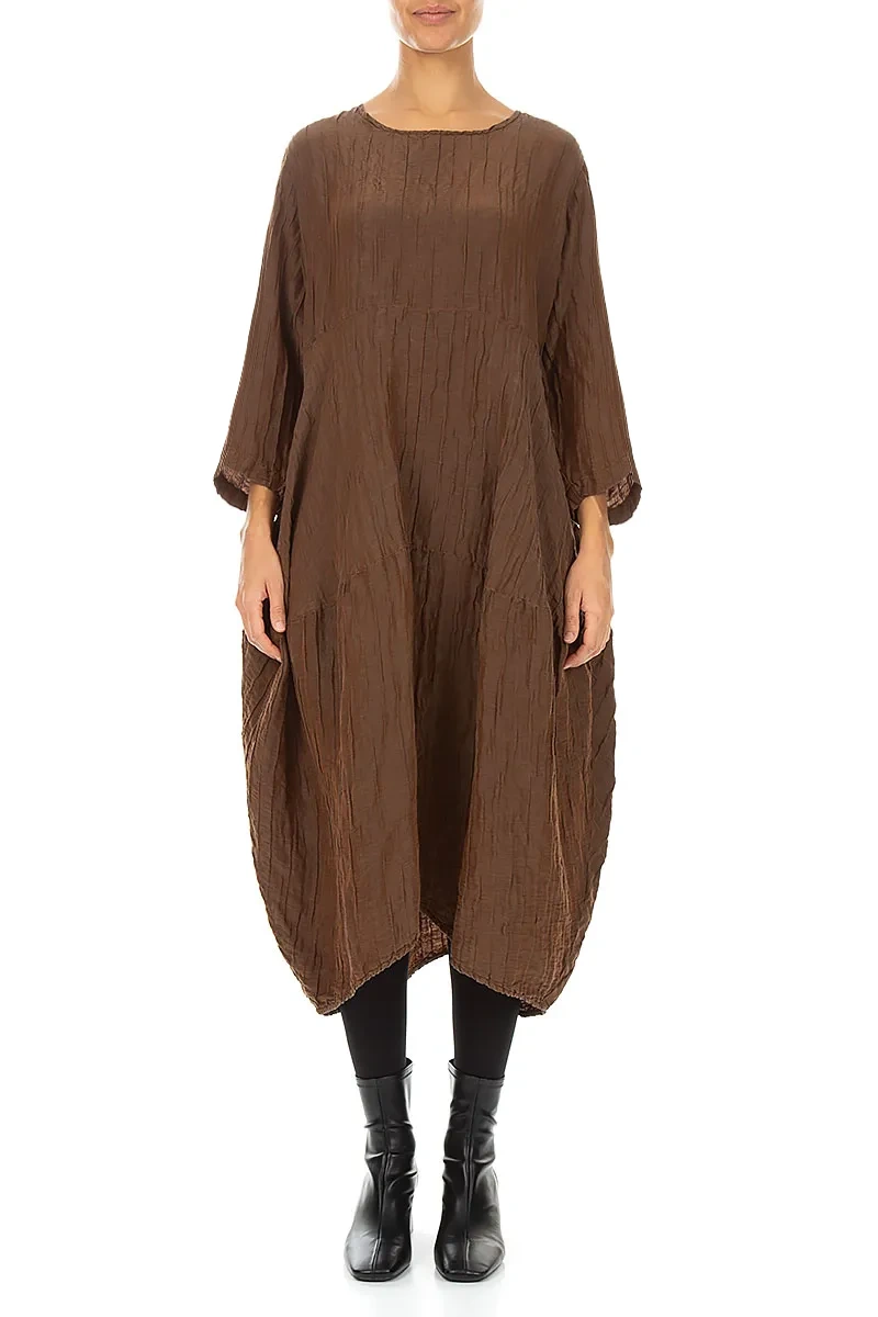Kleid aus geknitterter, gealterter kupferfarbener Seide und Leinen mit Ballonmuster