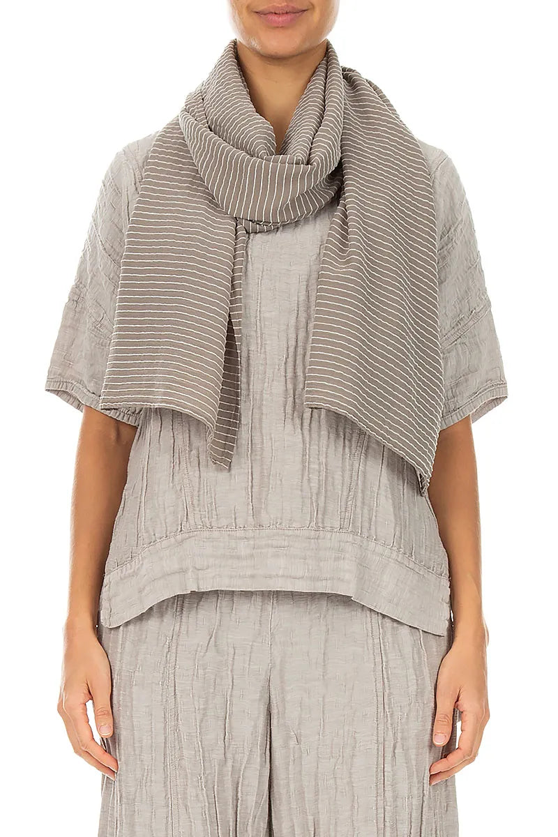 Beigefarbener gestreifter Schal aus Seide und Viskose