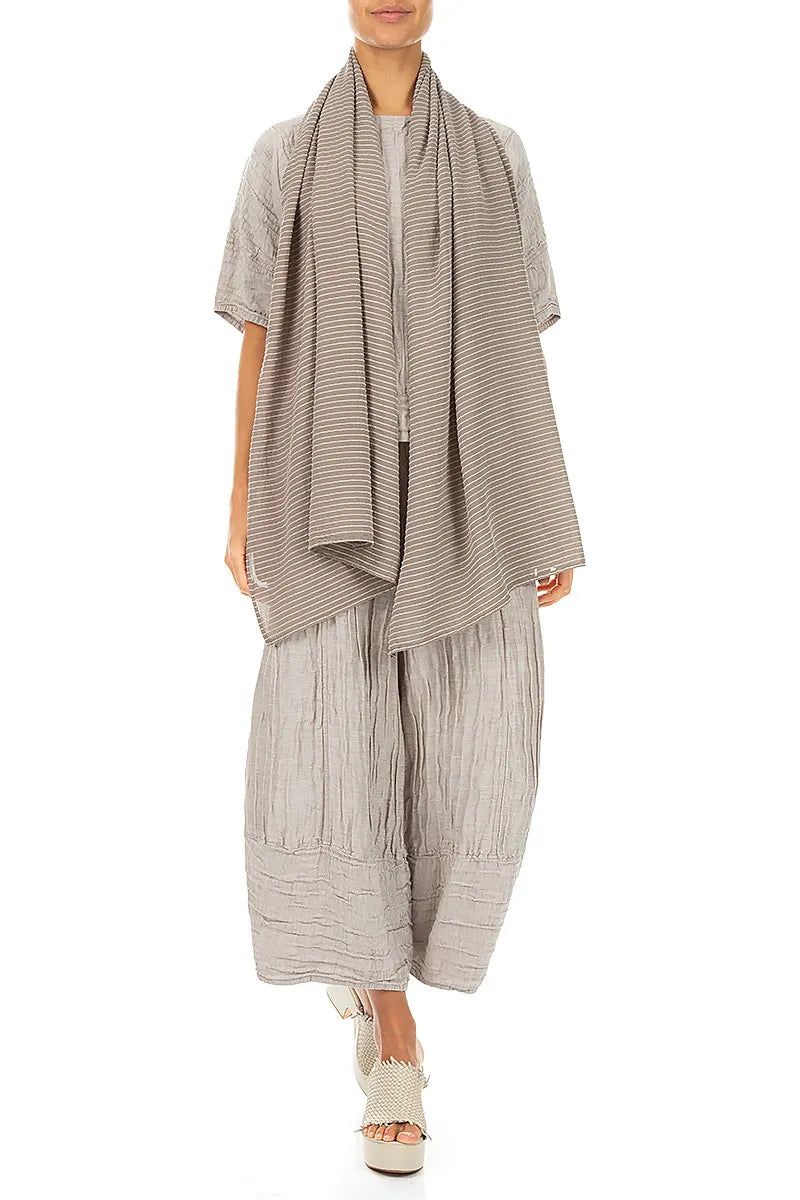 Beigefarbener gestreifter Schal aus Seide und Viskose