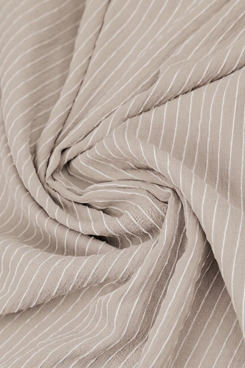 Beigefarbener gestreifter Schal aus Seide und Viskose