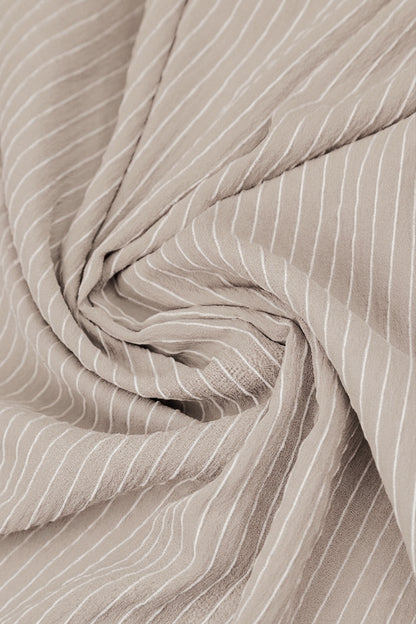 Beigefarbener gestreifter Schal aus Seide und Viskose