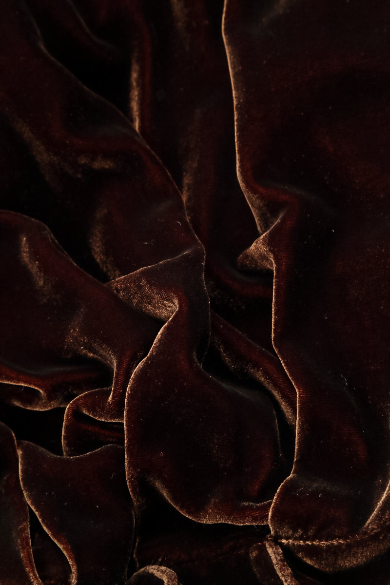 Kleid aus Seidensamt in Antik-Kupfer mit Bischofsärmeln