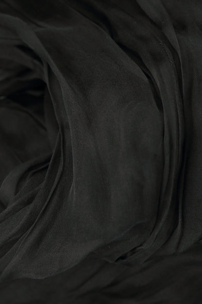 Robe en mousseline de soie froissée noire