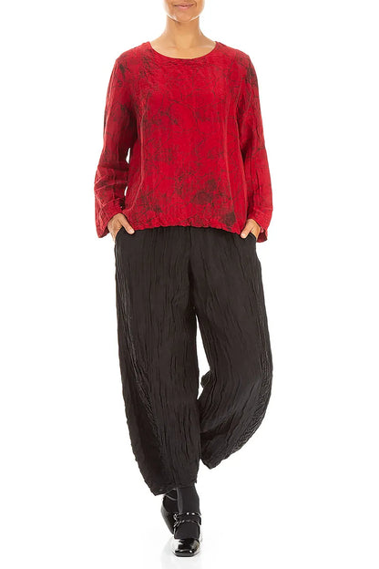 Kastenförmige Bluse aus kirschrotem, marmoriertem Seidenstoff mit Knittereffekt