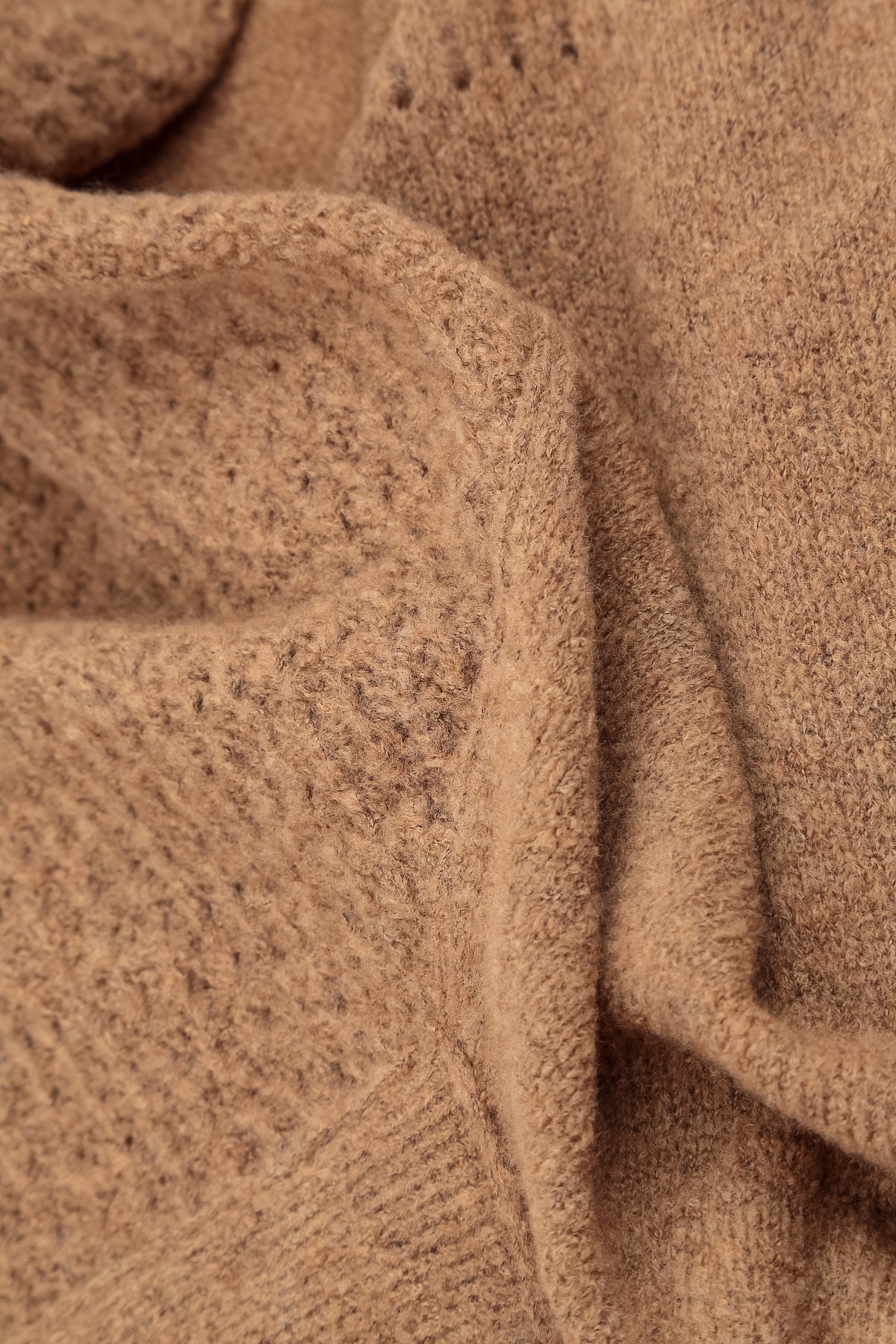 Kastanienbrauner Wollpullover mit kastigem Schnitt und Wasserfallausschnitt