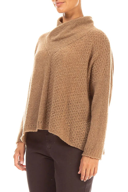 Kastanienbrauner Wollpullover mit kastigem Schnitt und Wasserfallausschnitt
