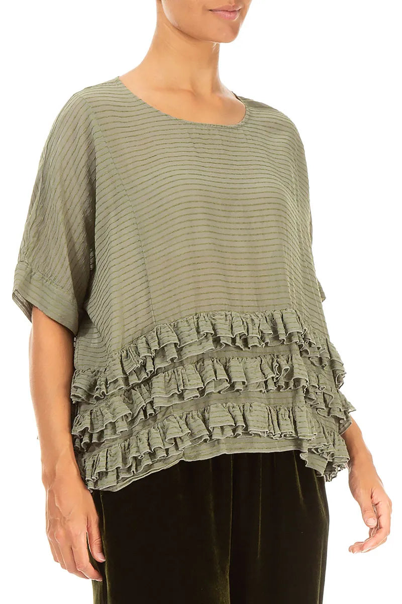 Kastenförmig geschnittene, gerüschte Bluse aus Seidenviskose in der Farbe Forest Mist