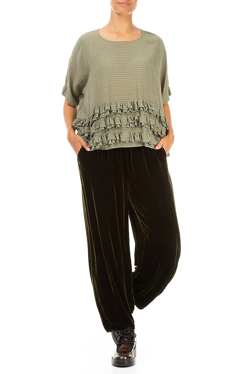 Kastenförmig geschnittene, gerüschte Bluse aus Seidenviskose in der Farbe Forest Mist