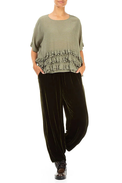 Kastenförmig geschnittene, gerüschte Bluse aus Seidenviskose in der Farbe Forest Mist