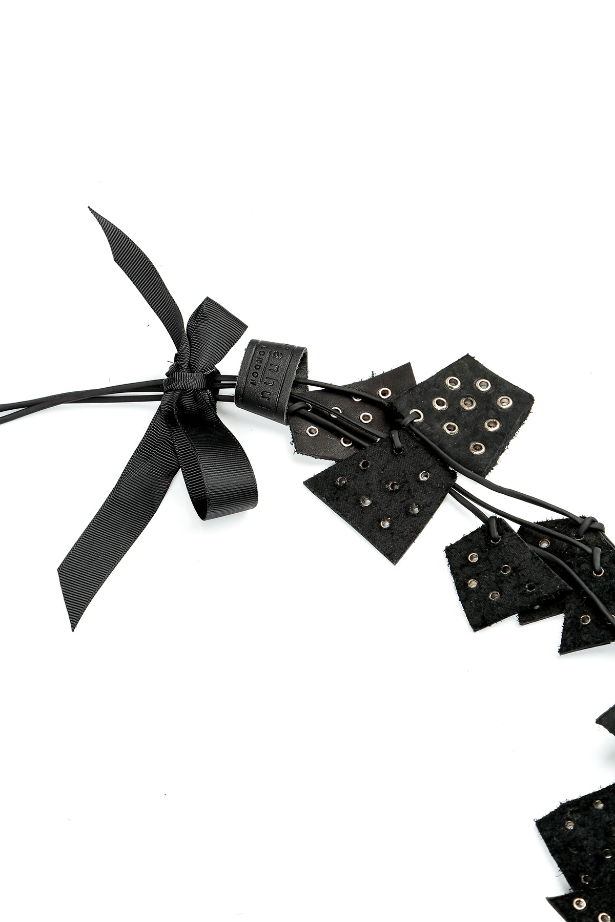 Halskette aus schwarzem Leder mit bronzefarbenem Halo-Anhänger