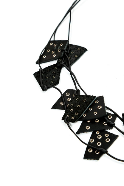 Halskette aus schwarzem Leder mit bronzefarbenem Halo-Anhänger