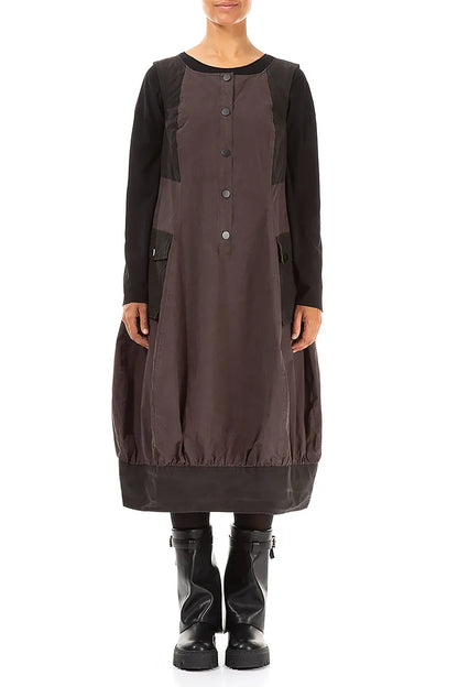 Geknöpftes, waldbraunes Baumwoll-Latzkleid