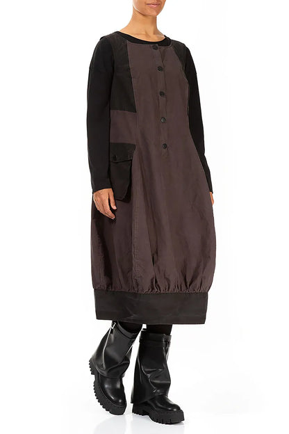 Geknöpftes, waldbraunes Baumwoll-Latzkleid