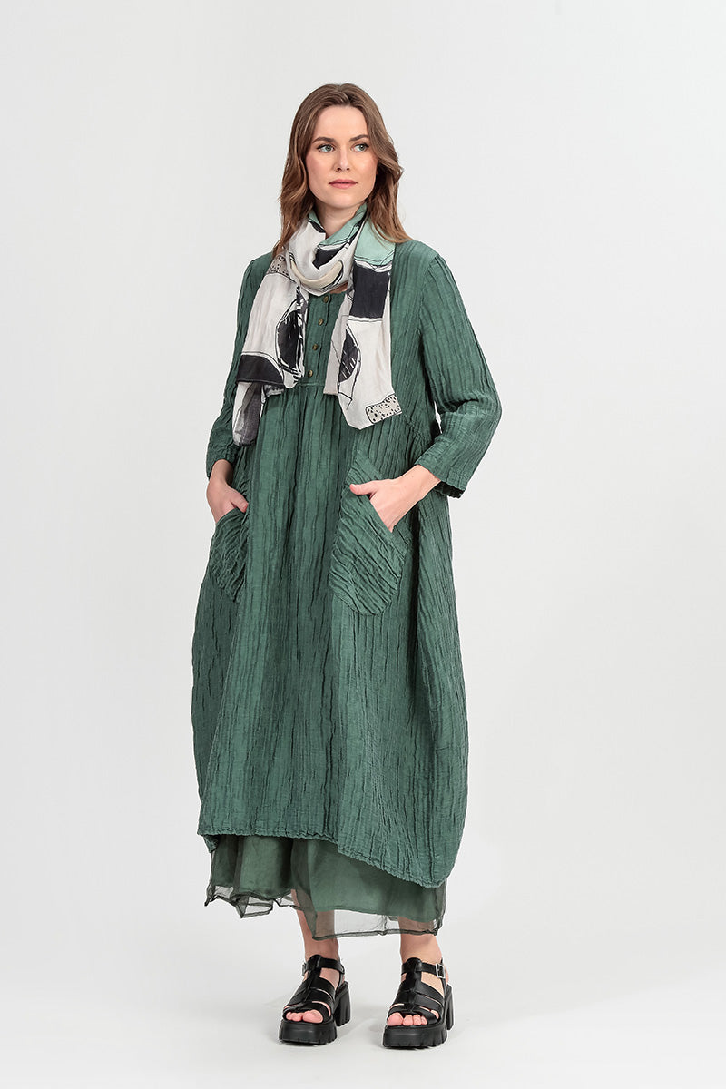 Geknöpftes salbeigrünes Kleid aus geknitterter Seide und Leinen