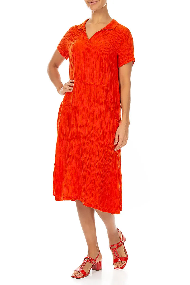 Robe en soie orange flamme froissée à col chemise
