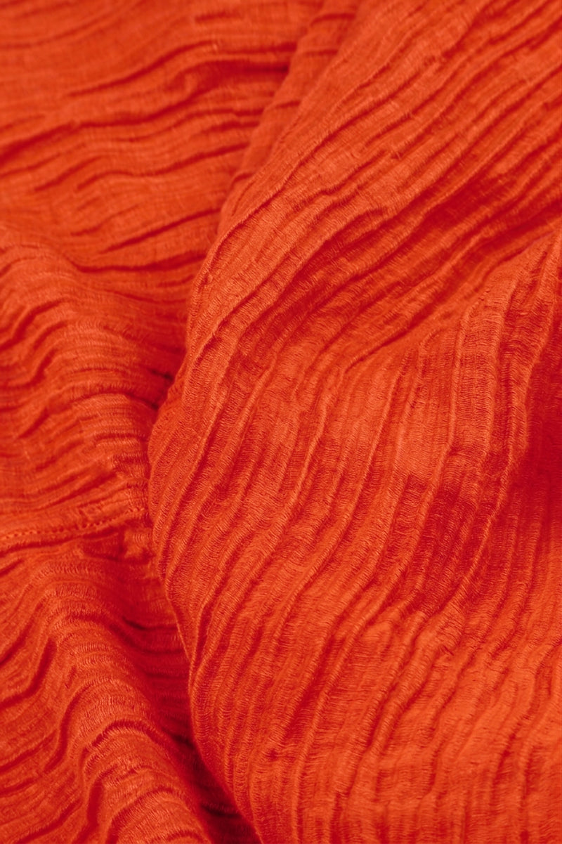 Robe en soie orange flamme froissée à col chemise