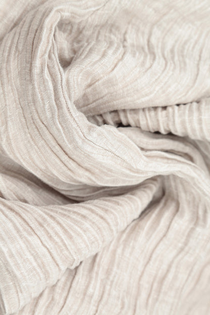 Chemisier en soie beige froissée à col bénitier