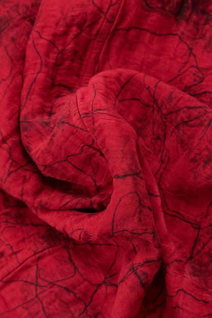 Chemisier en soie marbrée rouge cerise froissée à col bénitier