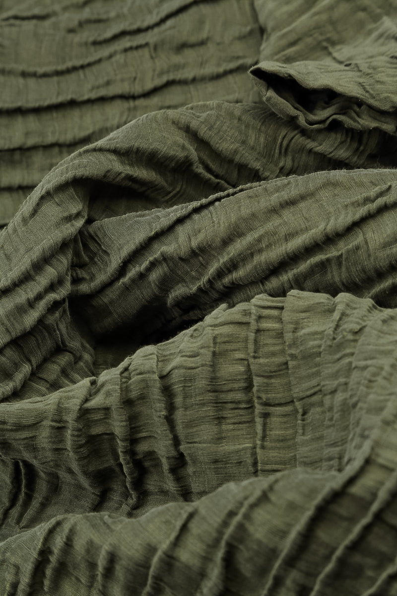 Chemisier en soie froissée couleur brume forestière à col bénitier