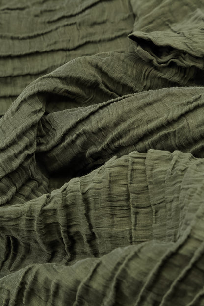 Chemisier en soie froissée couleur brume forestière à col bénitier