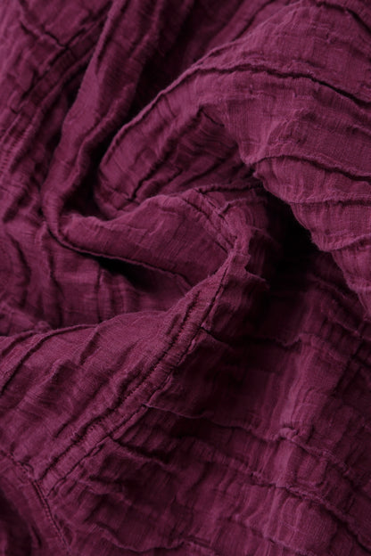 Kleid aus geknitterter magentafarbener Seide und Leinen mit Wasserfallausschnitt