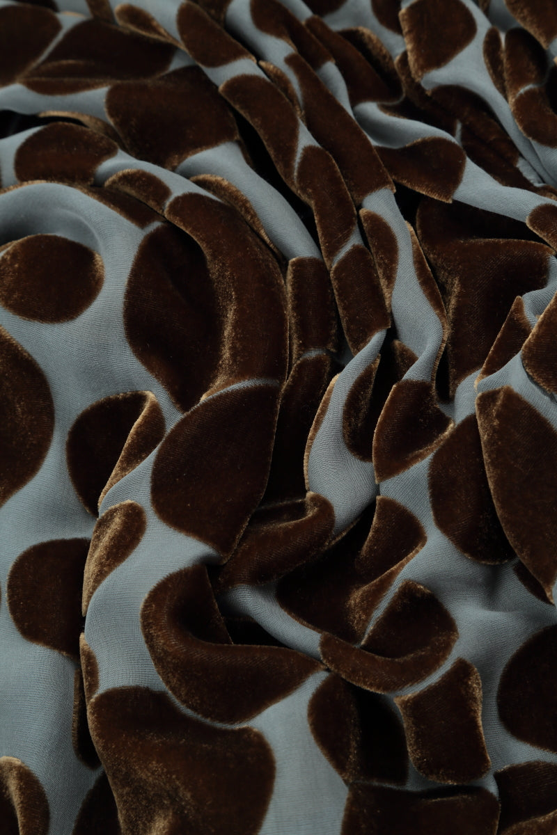 Bluse aus Seidensamt mit Wasserfallausschnitt und Bubbles in Salbeigrün