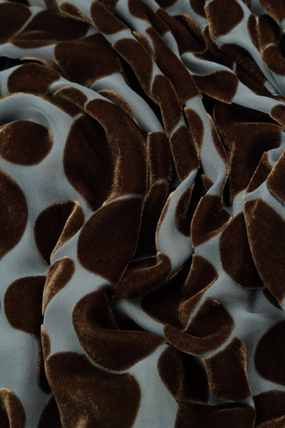 Bluse aus Seidensamt mit Wasserfallausschnitt und Bubbles in Salbeigrün