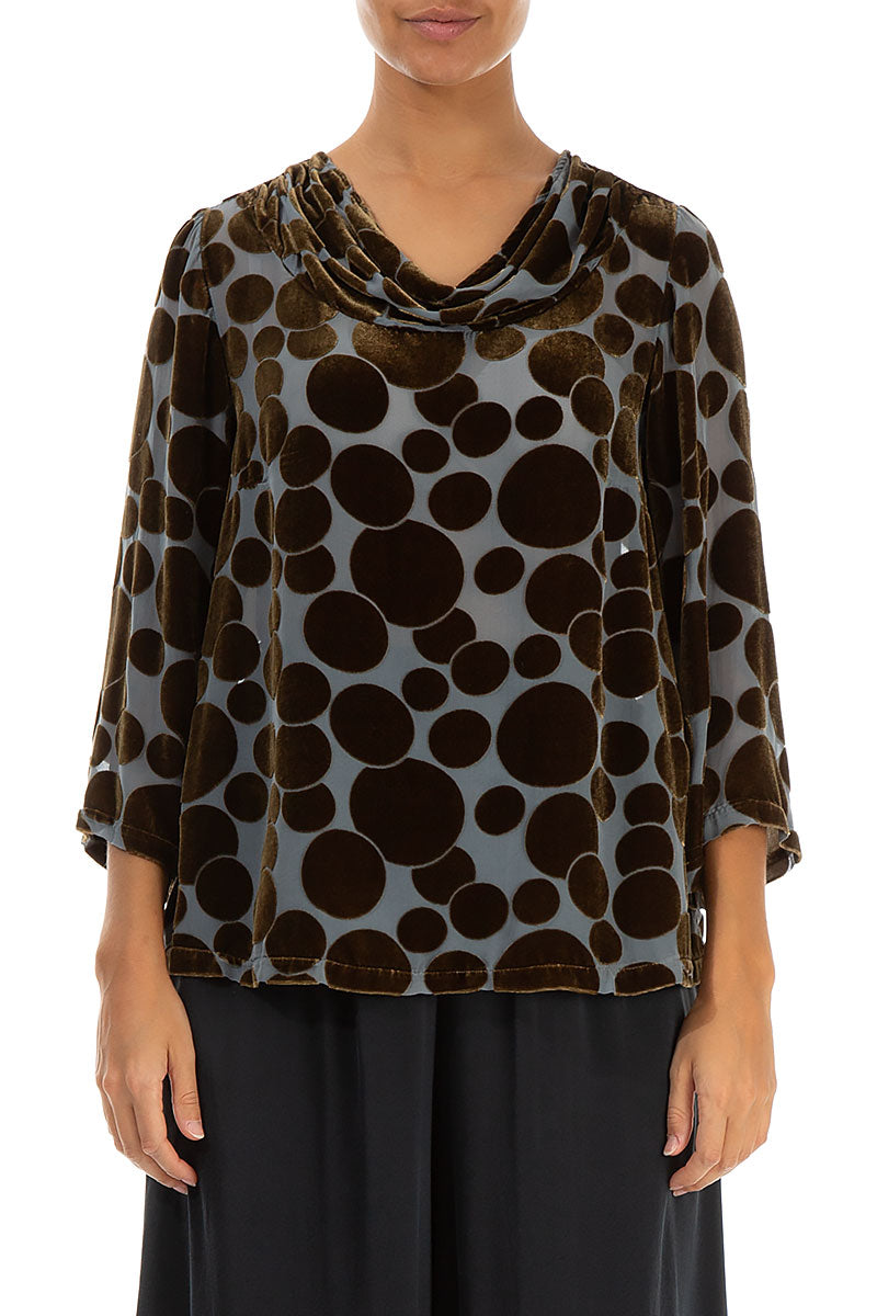 Bluse aus Seidensamt mit Wasserfallausschnitt und Bubbles in Salbeigrün