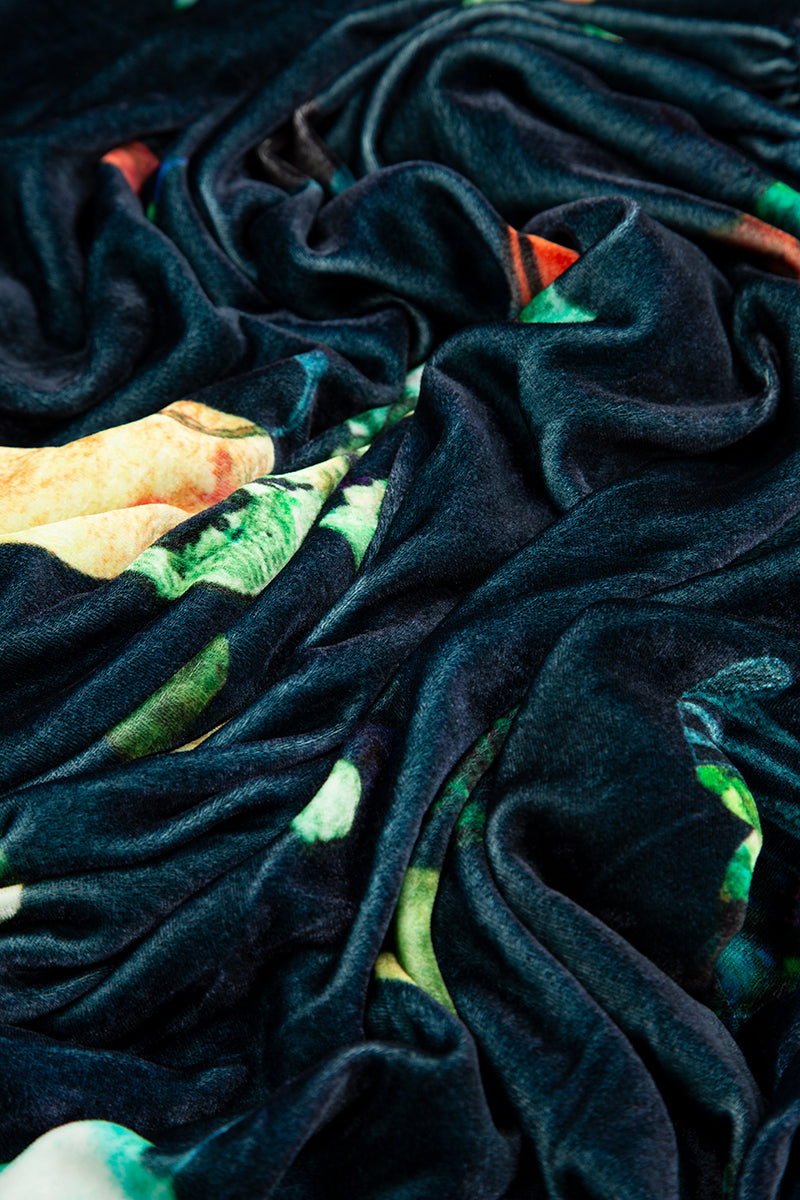 Märchenhafte Stretch-Seidensamtbluse mit Wasserfallausschnitt