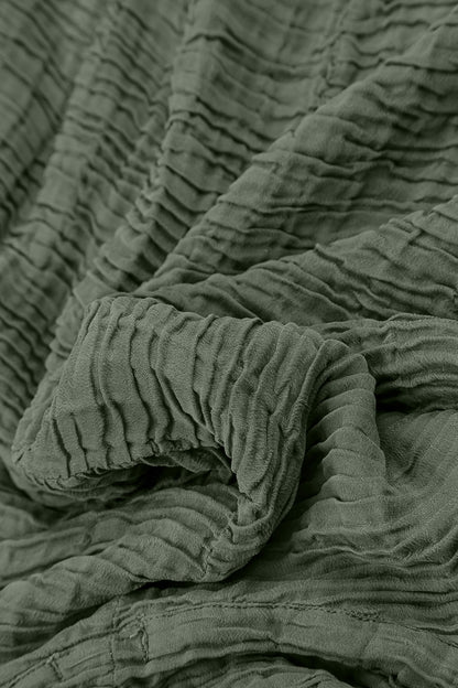 Robe en soie plissée sauge à col bénitier