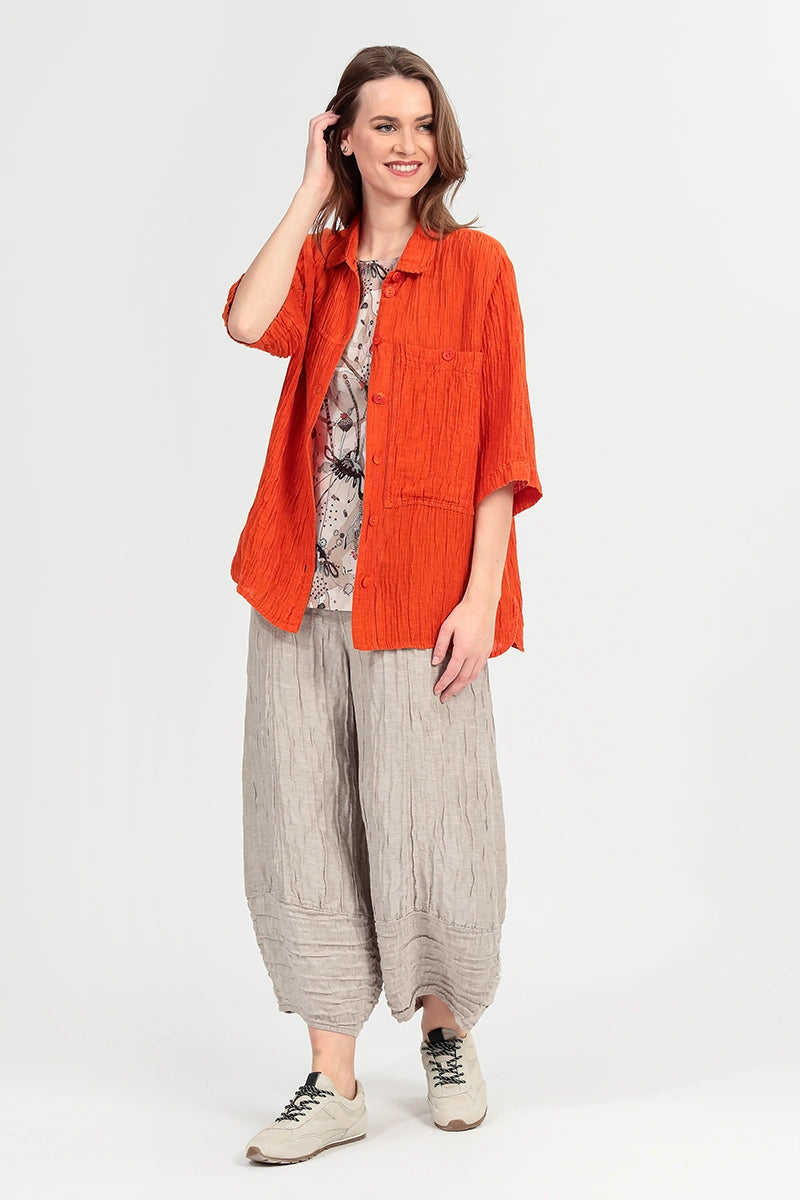 Zerknittertes flammenorangenes Seidenhemd