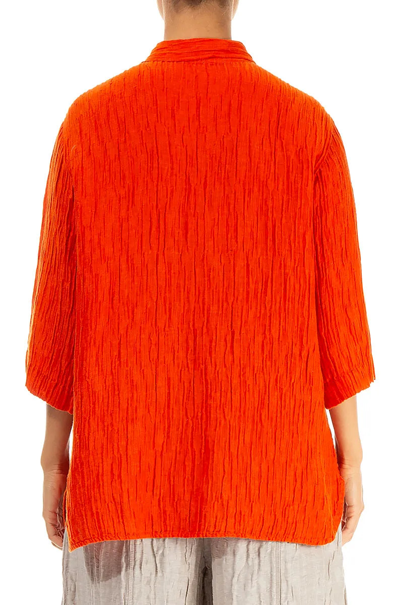 Zerknittertes flammenorangenes Seidenhemd