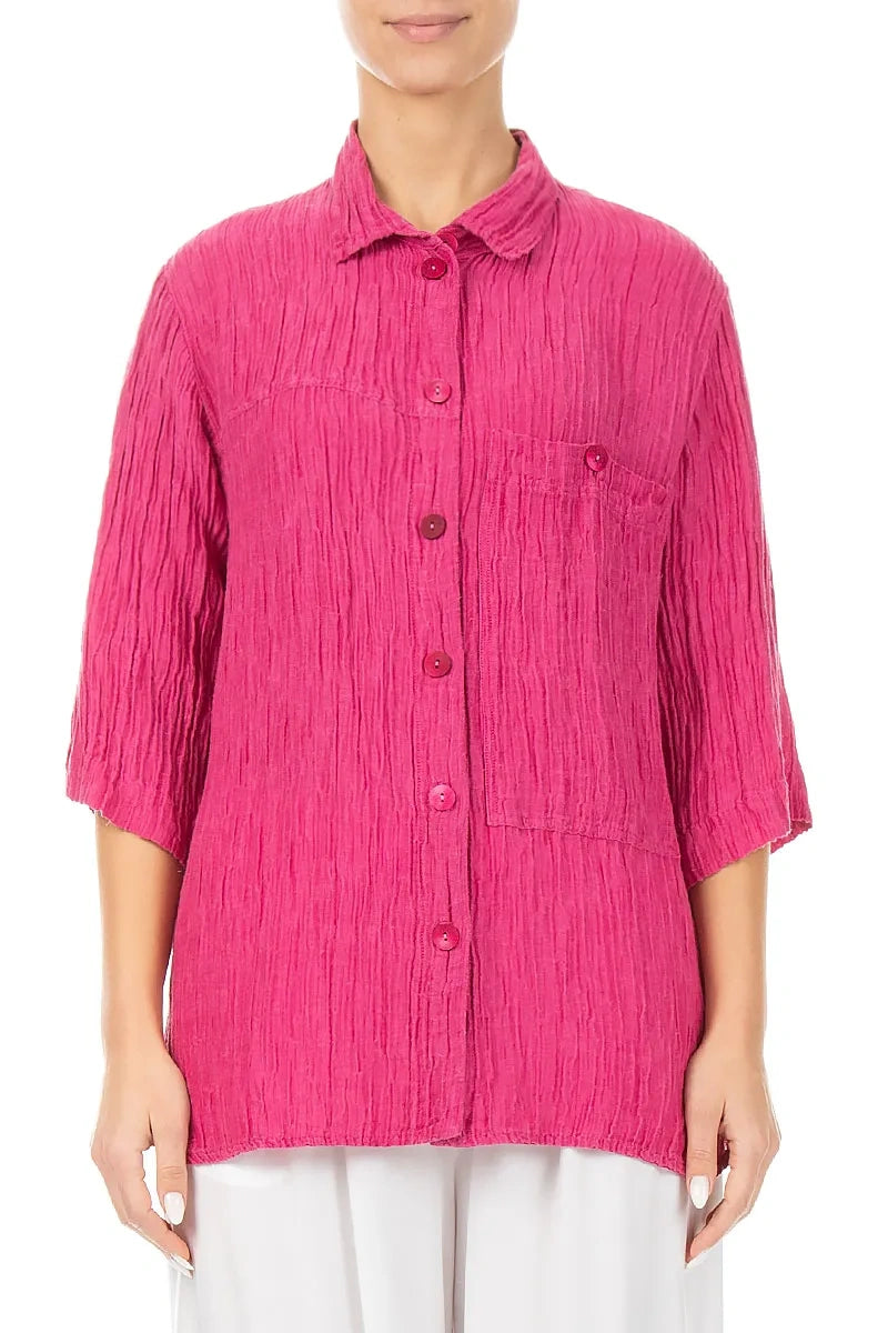 Zerknittertes fuchsiafarbenes Seidenhemd