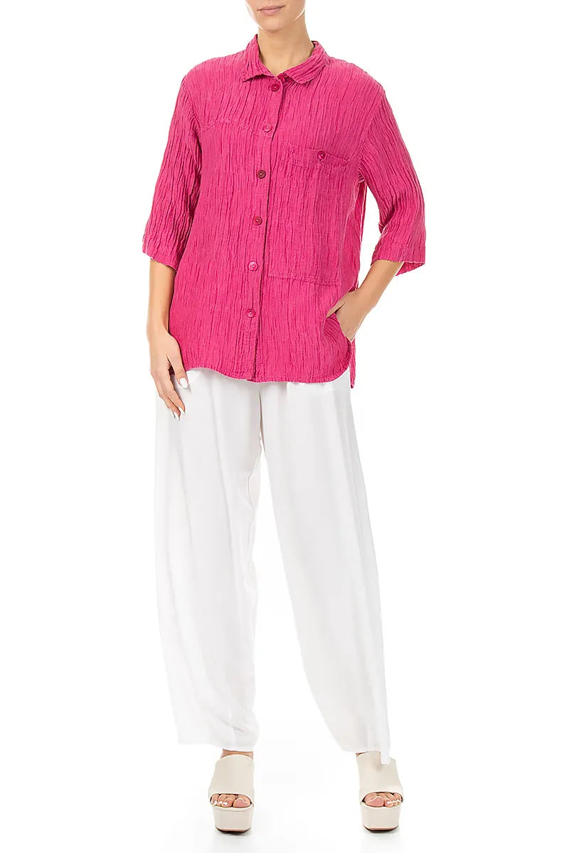 Zerknittertes fuchsiafarbenes Seidenhemd
