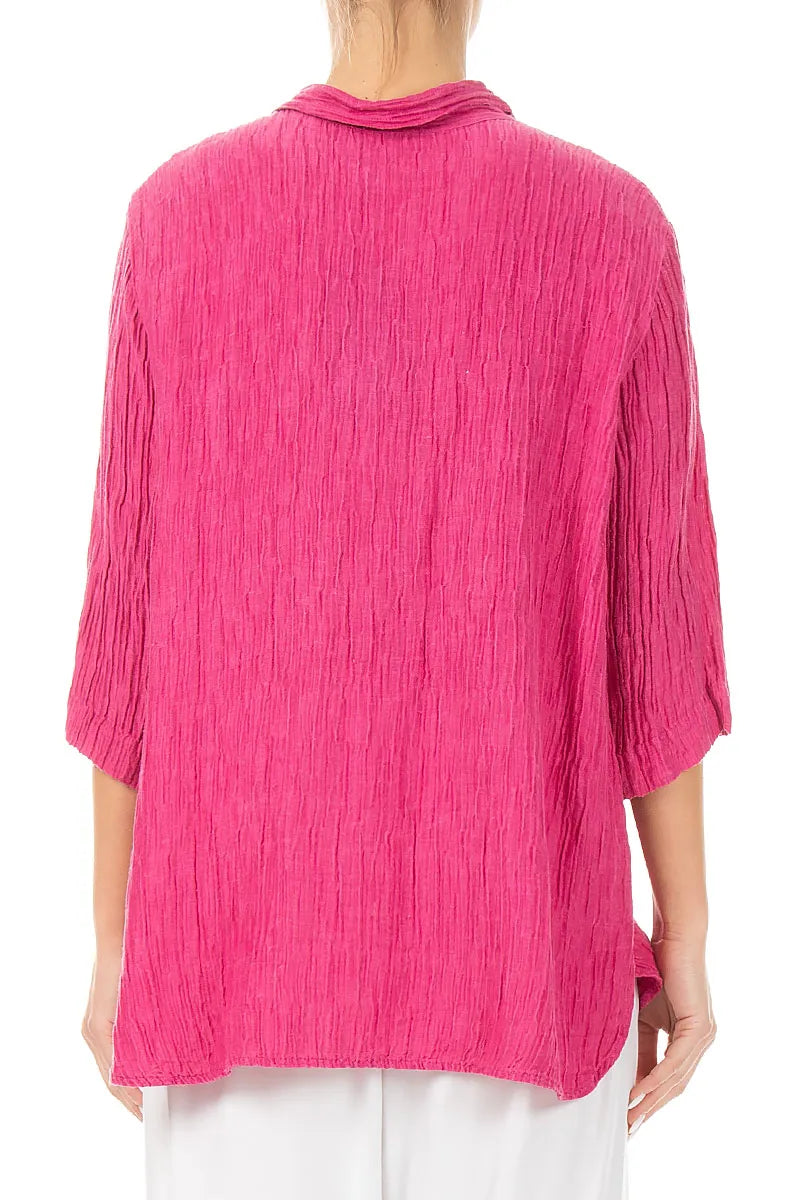 Zerknittertes fuchsiafarbenes Seidenhemd