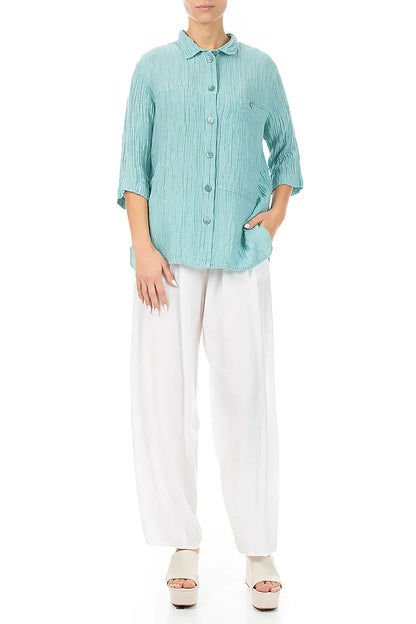 zerknittertes mintfarbenes Seidenhemd