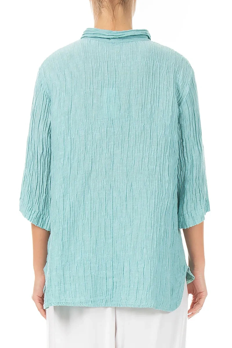 zerknittertes mintfarbenes Seidenhemd