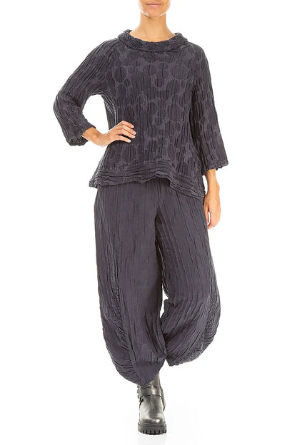 Chemisier en soie et lin bleu ardoise à manches courtes et à motifs circulaires, manches courtes