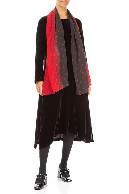 Dunkelroter Seidenschal mit Ombré-Effekt und hellen Punkten