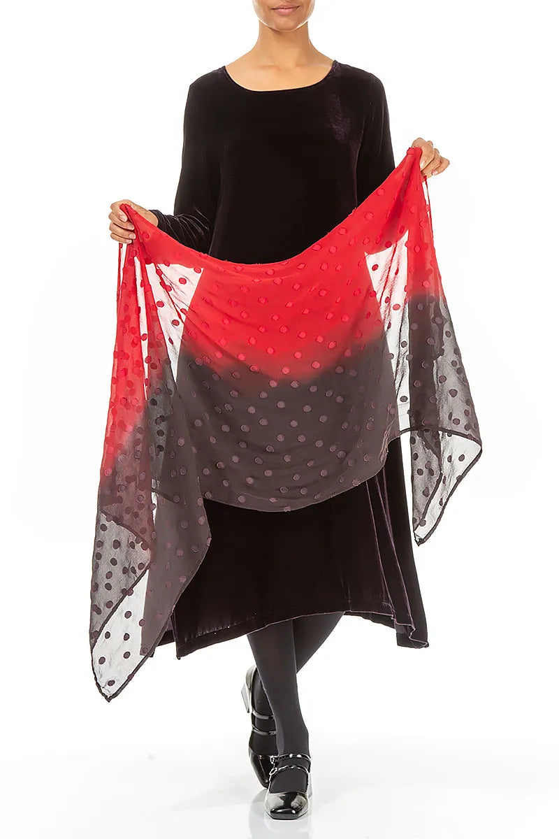 Dunkelroter Seidenschal mit Ombré-Effekt und hellen Punkten