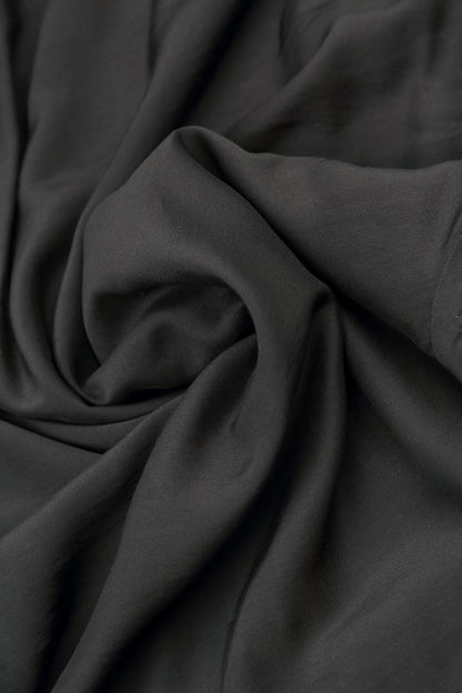 Drapiertes schwarzes Seidenkleid mit Bambus-Falten