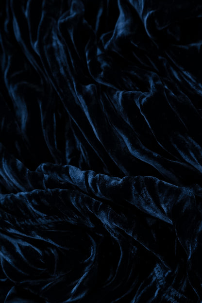 Robe drapée en velours de soie bleu roi